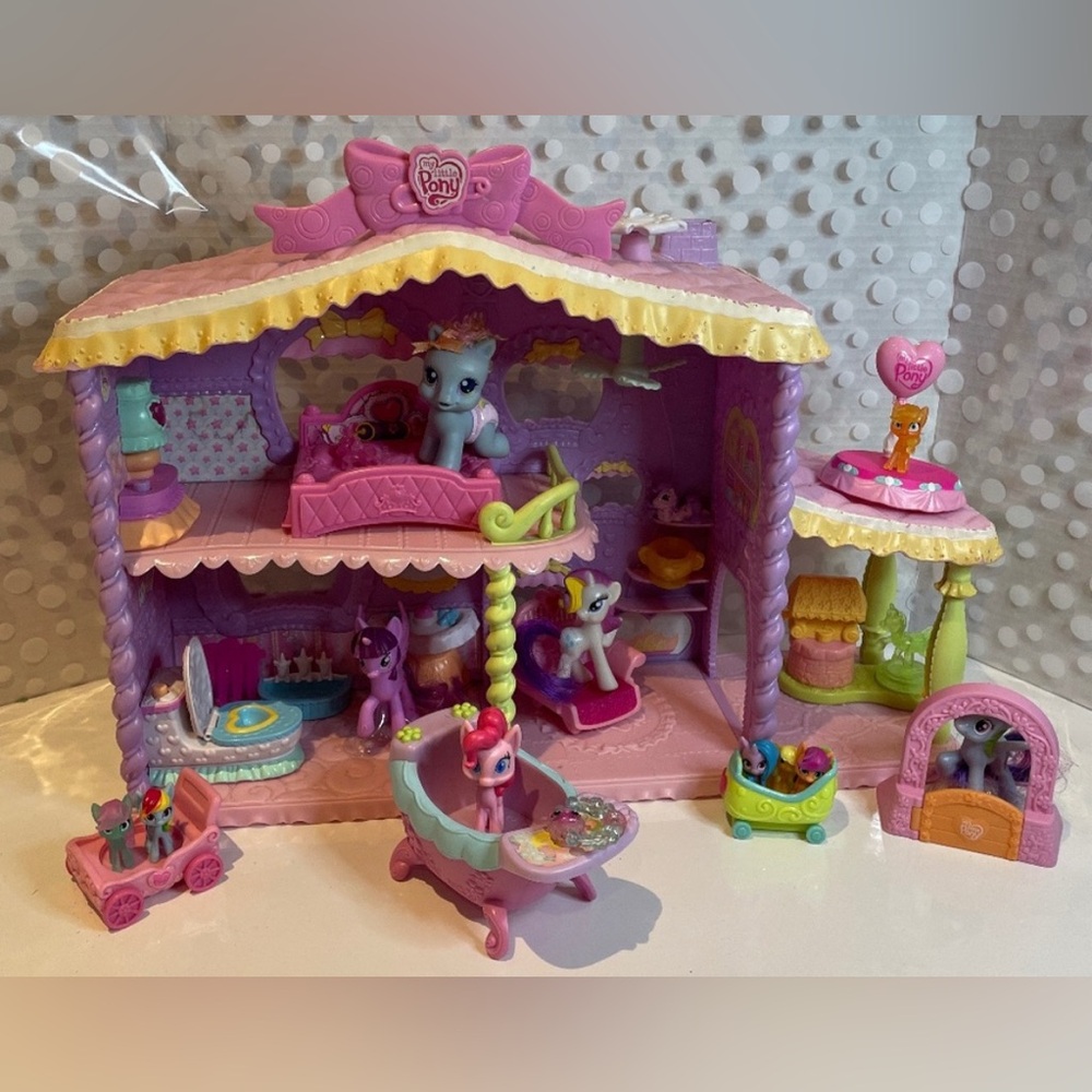MY LITTLE PONY LOT-  Interactive Pinky Pie Playhouse with 11 Ponies